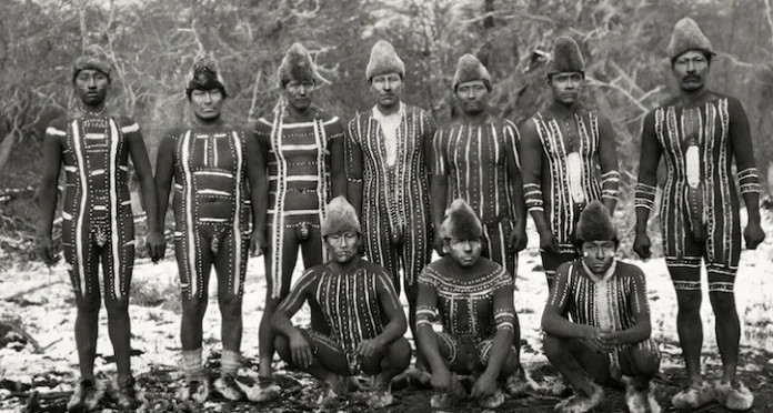 Мужчины племени Ягана. Фото сделанное священником Мартином Гусинде между 1918 - 1924 годами.